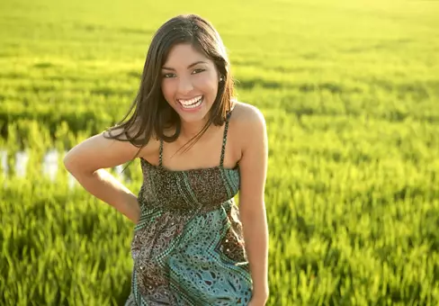 Linda morena jovem indiana no prado campos de arroz verde